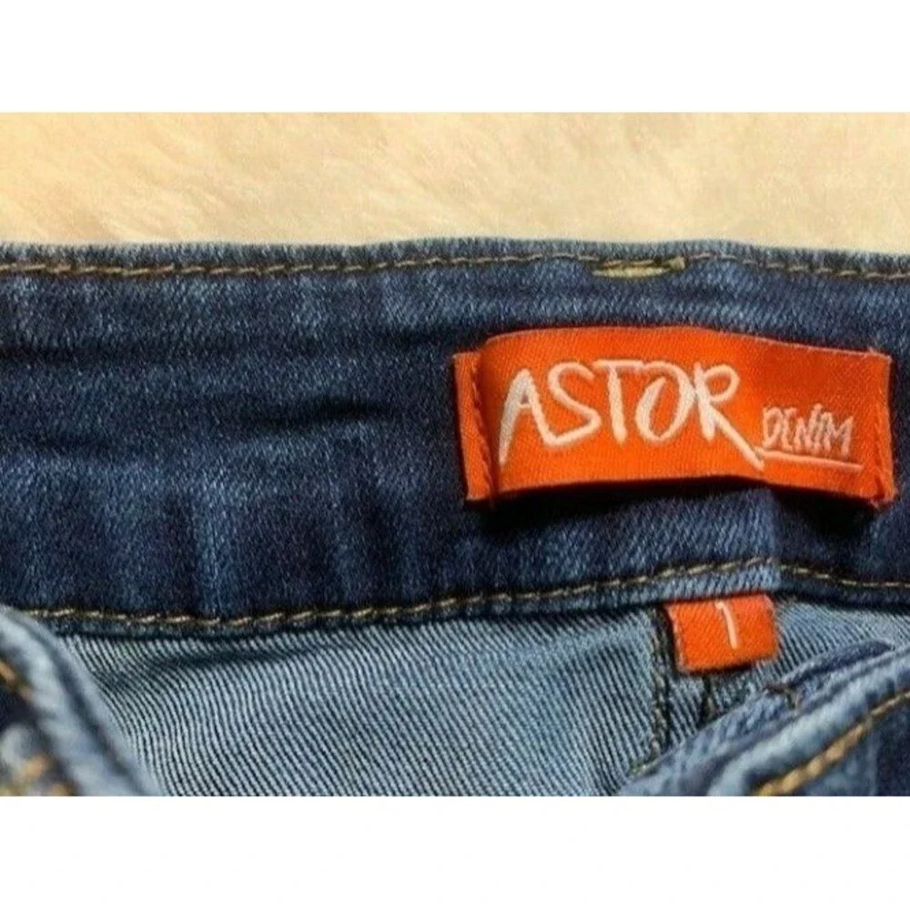 Astor Size 1 Womens Shorts Medium Wash Raw Hem Rip Torn Distress Stretch